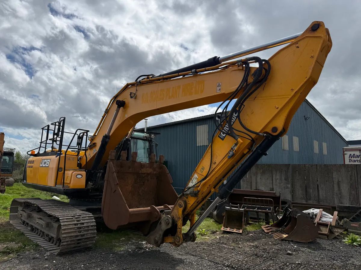 2016 JCB JS220LC crawler excavator side view
