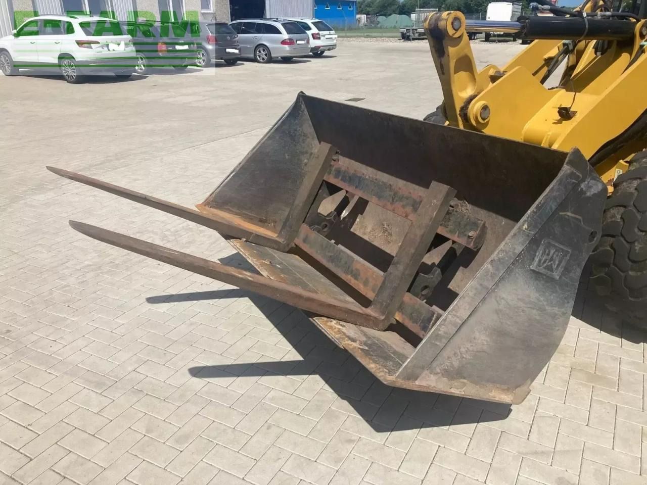 2013 Caterpillar 908H bucket and fork attachment view