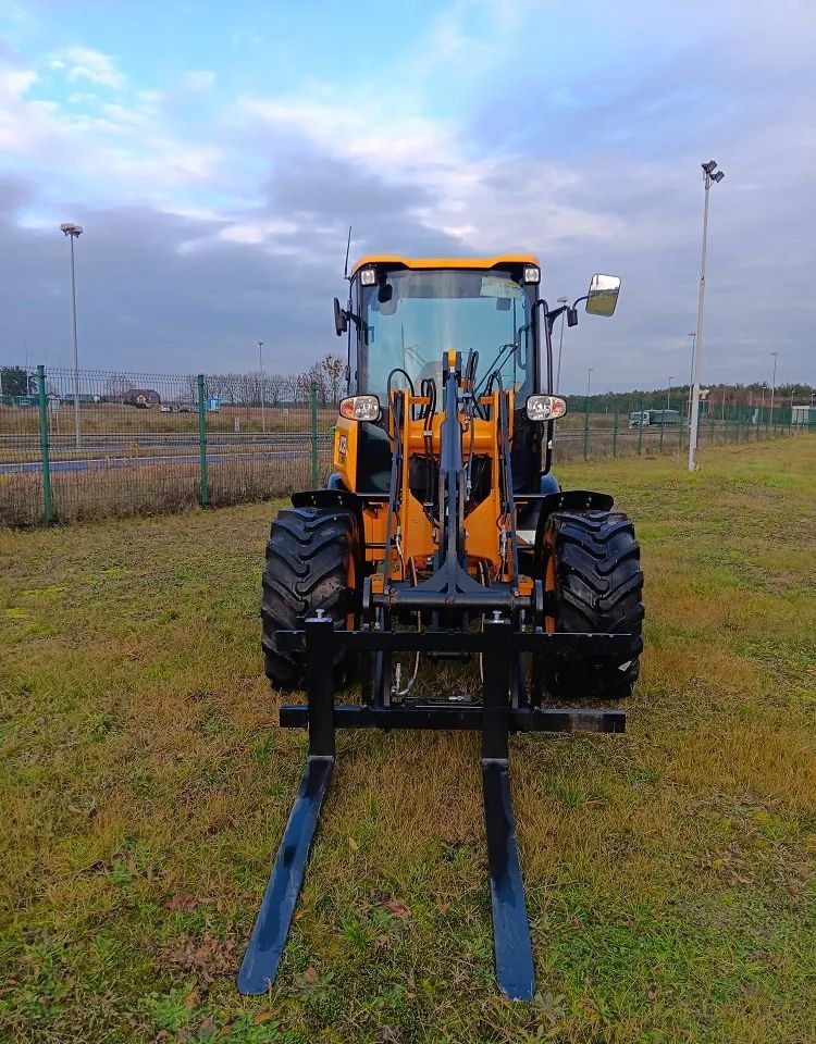 2024 JCB 407 SV wheel excavator front view with pallet forks 2024 JCB 407 SV wheel excavator front view with pallet forks