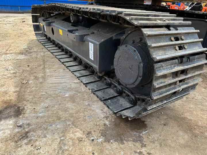 Vue d'ensemble du train de chenilles d'une pelle sur chenilles Komatsu PC220-8 de 2018