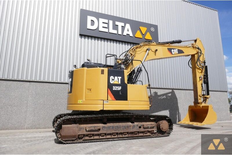 2016 Caterpillar 325FL crawler excavator, side view