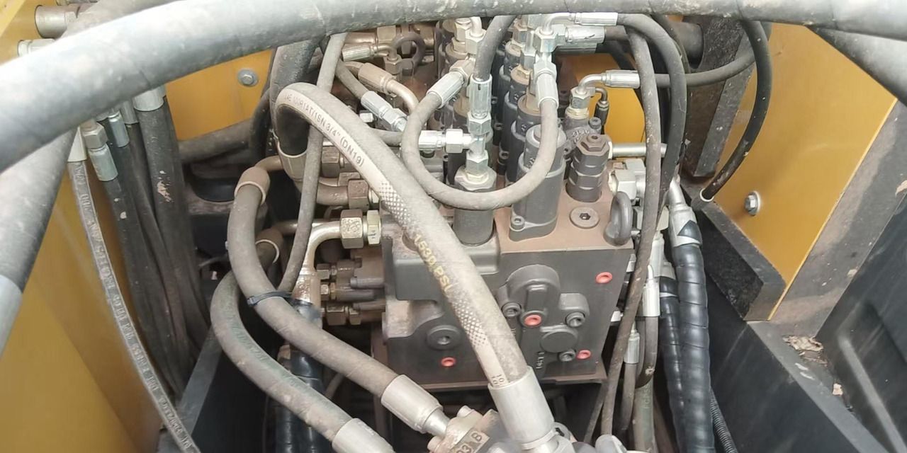 2024 XCMG XE135G crawler excavator hydraulic control valve view