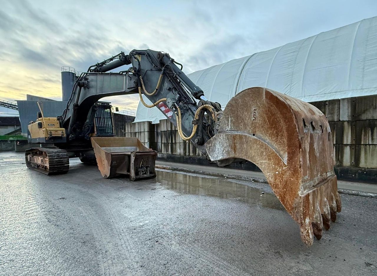 2007 Volvo EC460BLC crawler excavator, side view with bucket