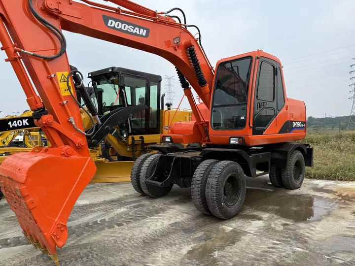 2022 Doosan DH150W-7 wheel excavator, front three-quarter view 2022 Doosan DH150W-7 wheel excavator, front three-quarter view