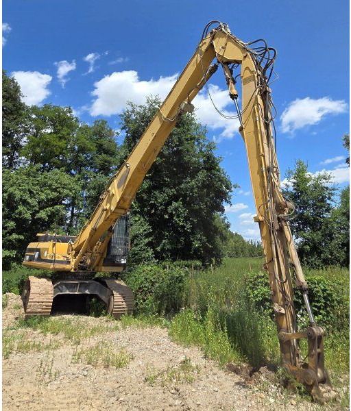 2000 Caterpillar 330BL crawler excavator, rear three-quarter view