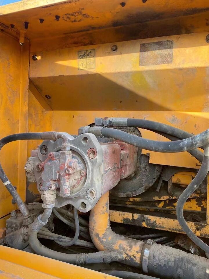 2023 Hyundai R215-7 hydraulic pump detail