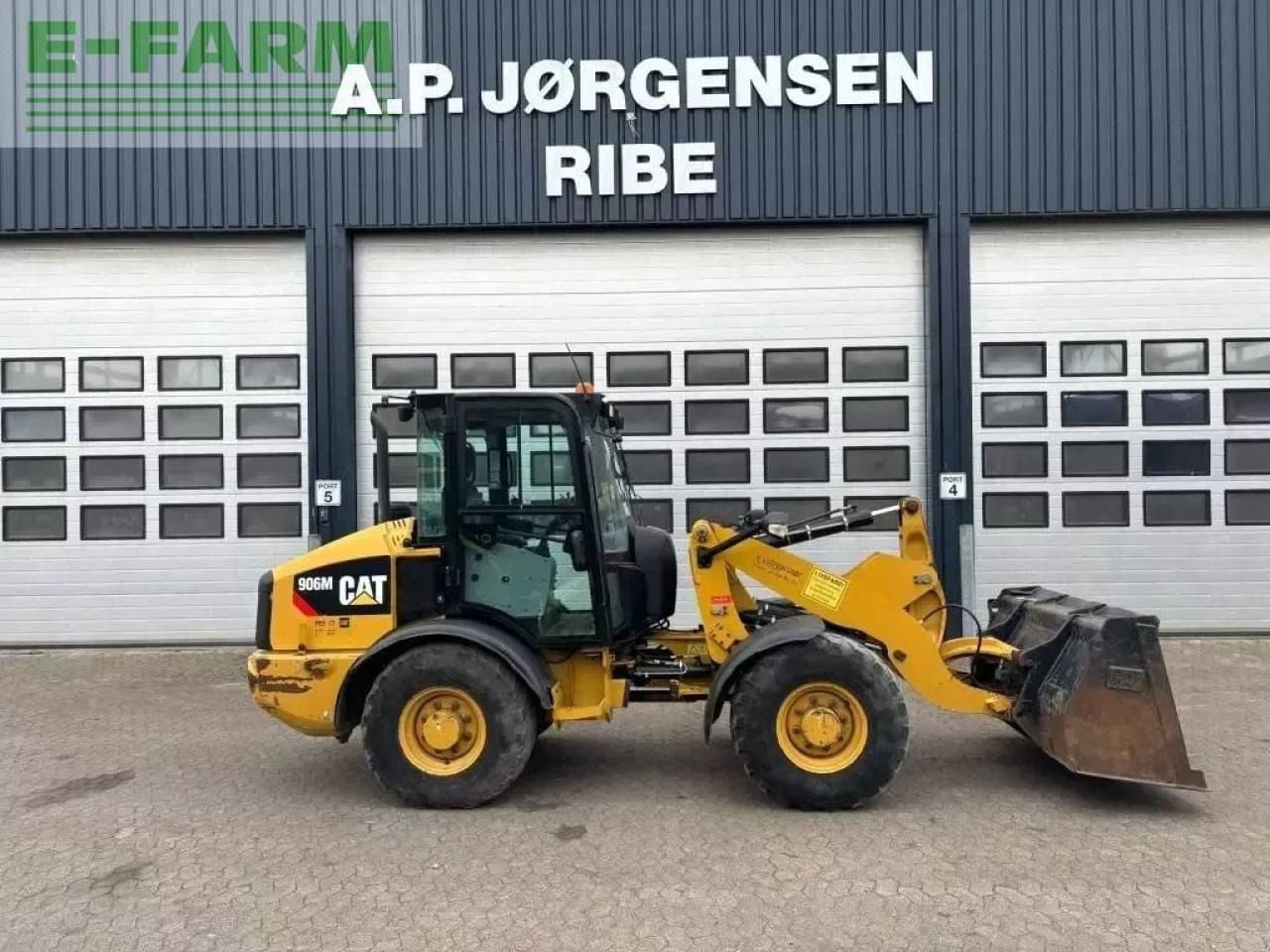 2015 Caterpillar 906M wheel loader, side view