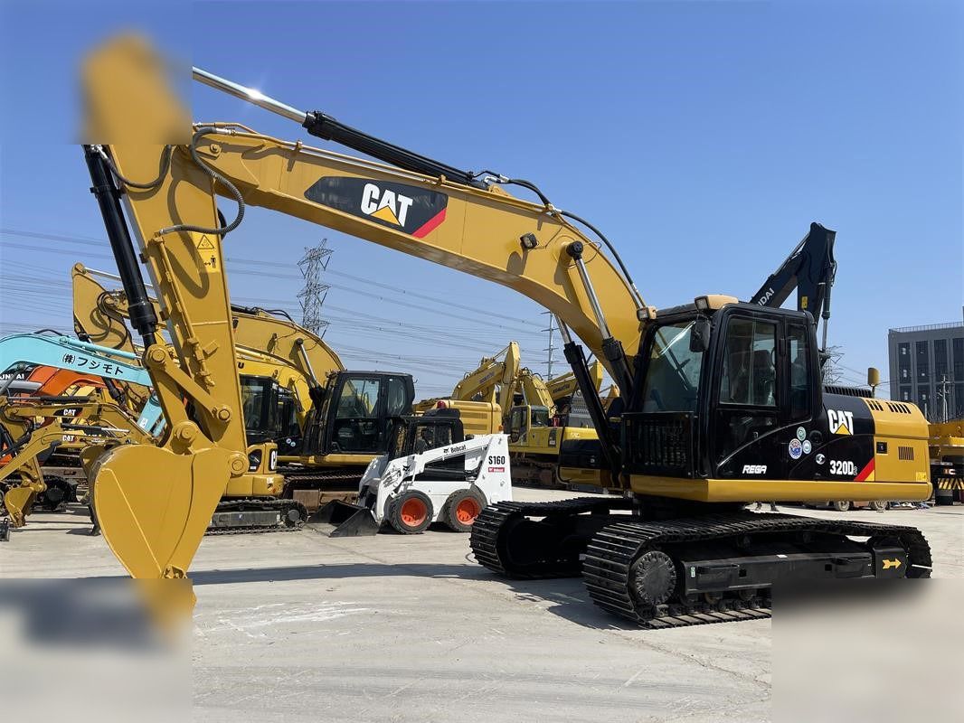 2025 Caterpillar 320D2 paletli ekskavatör, yandan görünüm