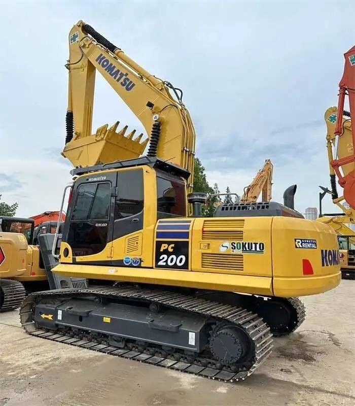 Koparka gąsienicowa Komatsu PC200-8 z 2022 roku, widok z tyłu 3/4