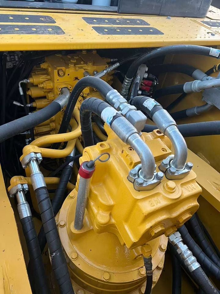 2019 Komatsu PC450-8 crawler excavator hydraulic pump detail