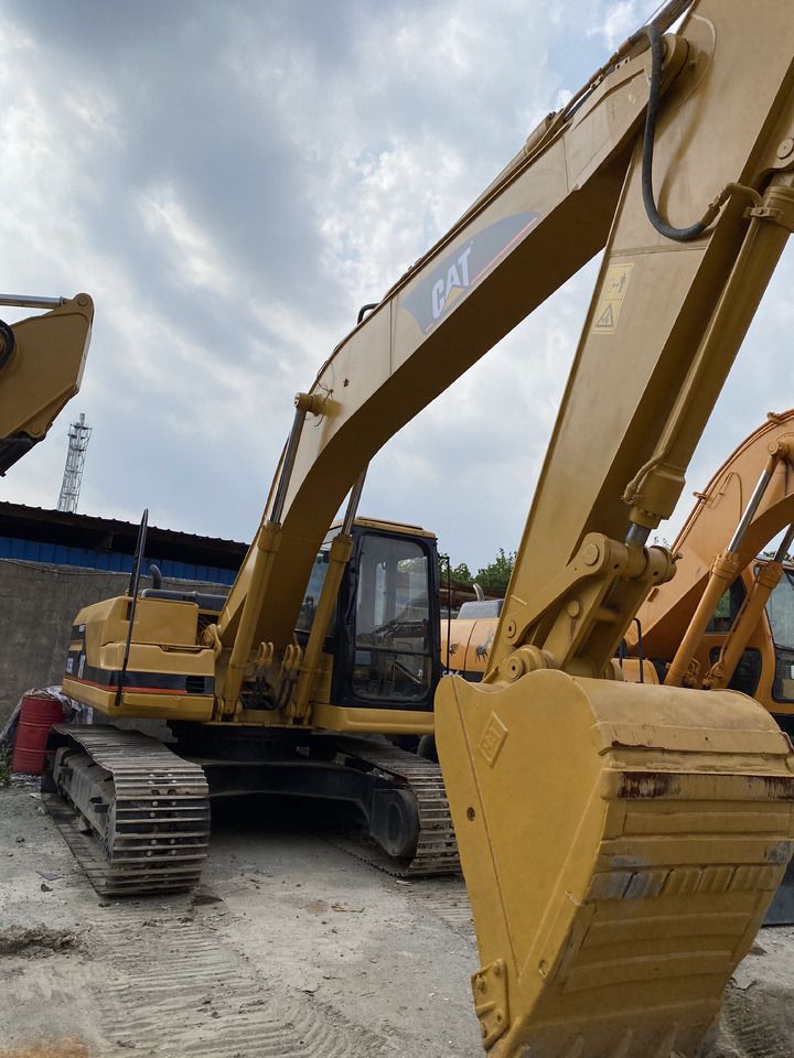 2015 Caterpillar 325B crawler excavator, side view
