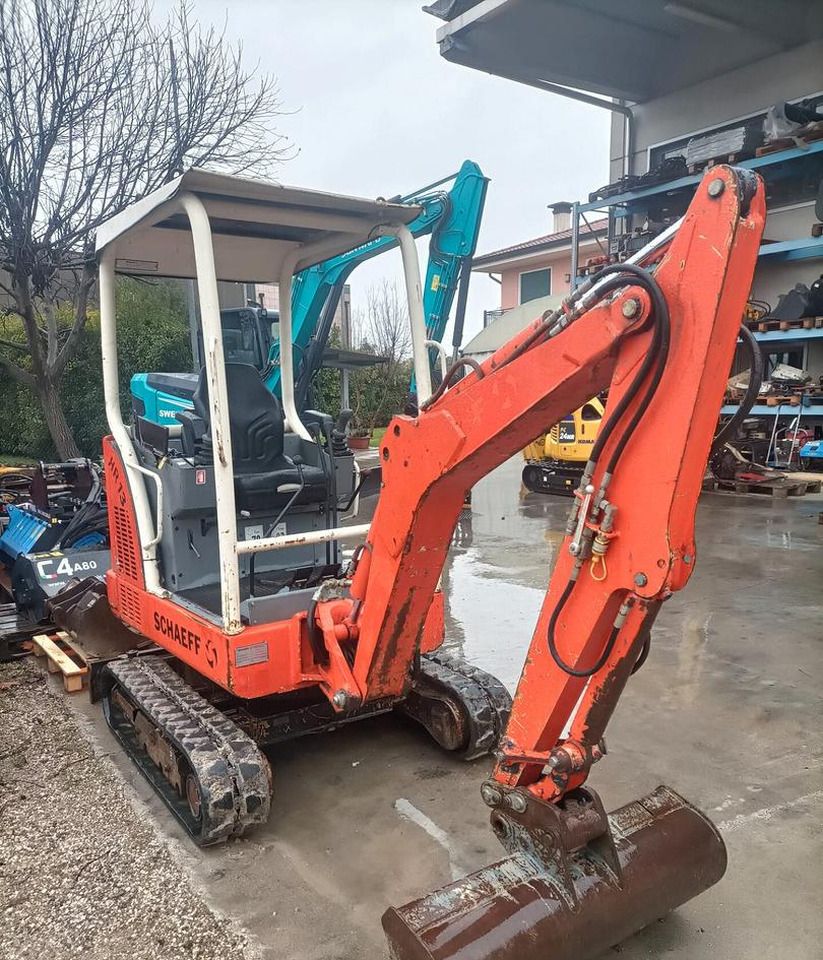 2001 Schaeff HR13 mini excavator, rear three-quarter view