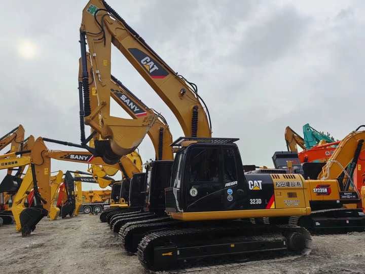 Escavadora de rastos Caterpillar 323DL de 2023
