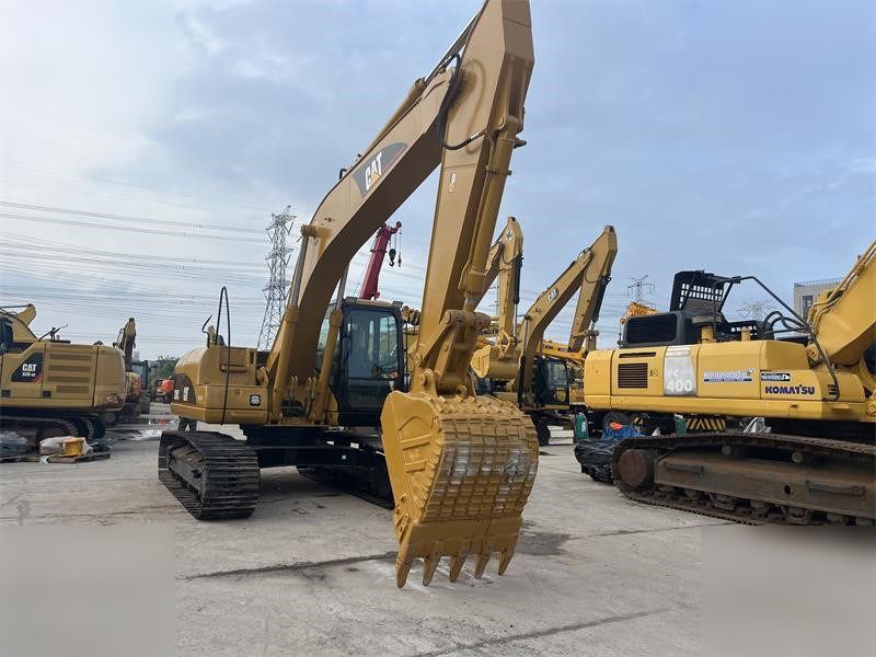 Caterpillar 320CL rupsgraafmachine uit 2015, vooraanzicht driekwart