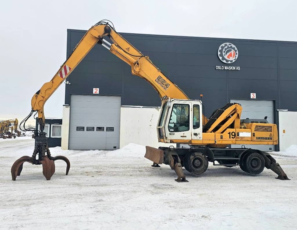 2000 Liebherr A924 Litronic wheel excavator, side view 2000 Liebherr A924 Litronic wheel excavator, side view