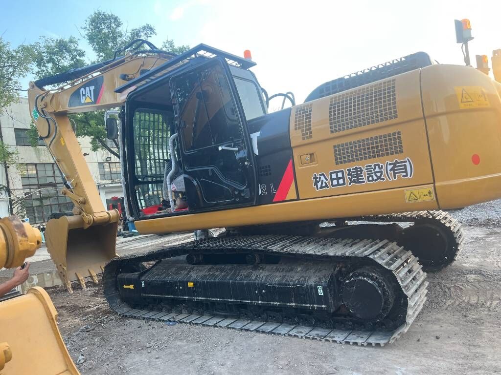 2024 Caterpillar 324D2 L crawler excavator, side view