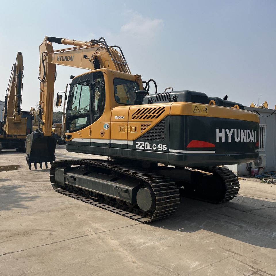 2023 Hyundai R220LC-9S crawler excavator, rear three-quarter view 2023 Hyundai R220LC-9S crawler excavator, rear three-quarter view