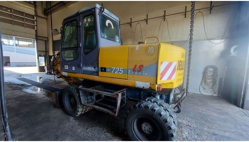 1995 Furukawa W 725 LS wheel excavator, rear three-quarter view 1995 Furukawa W 725 LS wheel excavator, rear three-quarter view