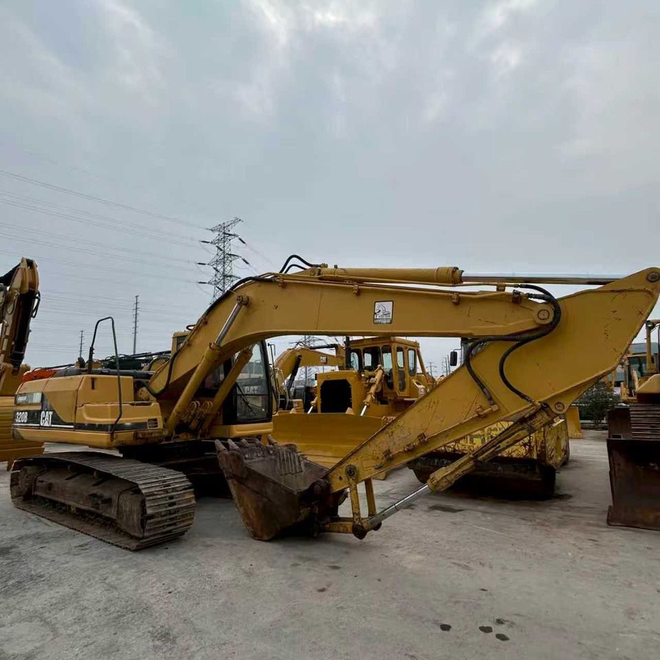 2000 Caterpillar 320B crawler excavator, side view