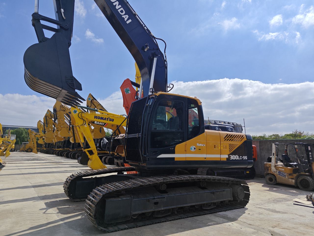 Hyundai R300LC-9S crawler excavator, side view