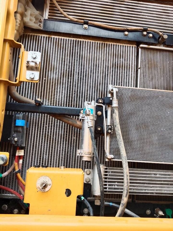 Excavator pe senile 2024 Caterpillar 320D2, detaliu radiator si sistem de racire