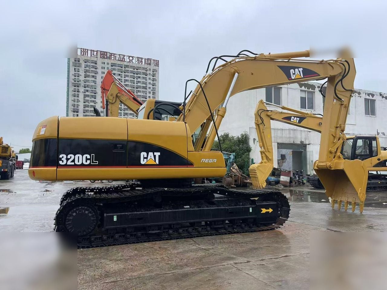 2010 Caterpillar 320CL crawler excavator, side profile view