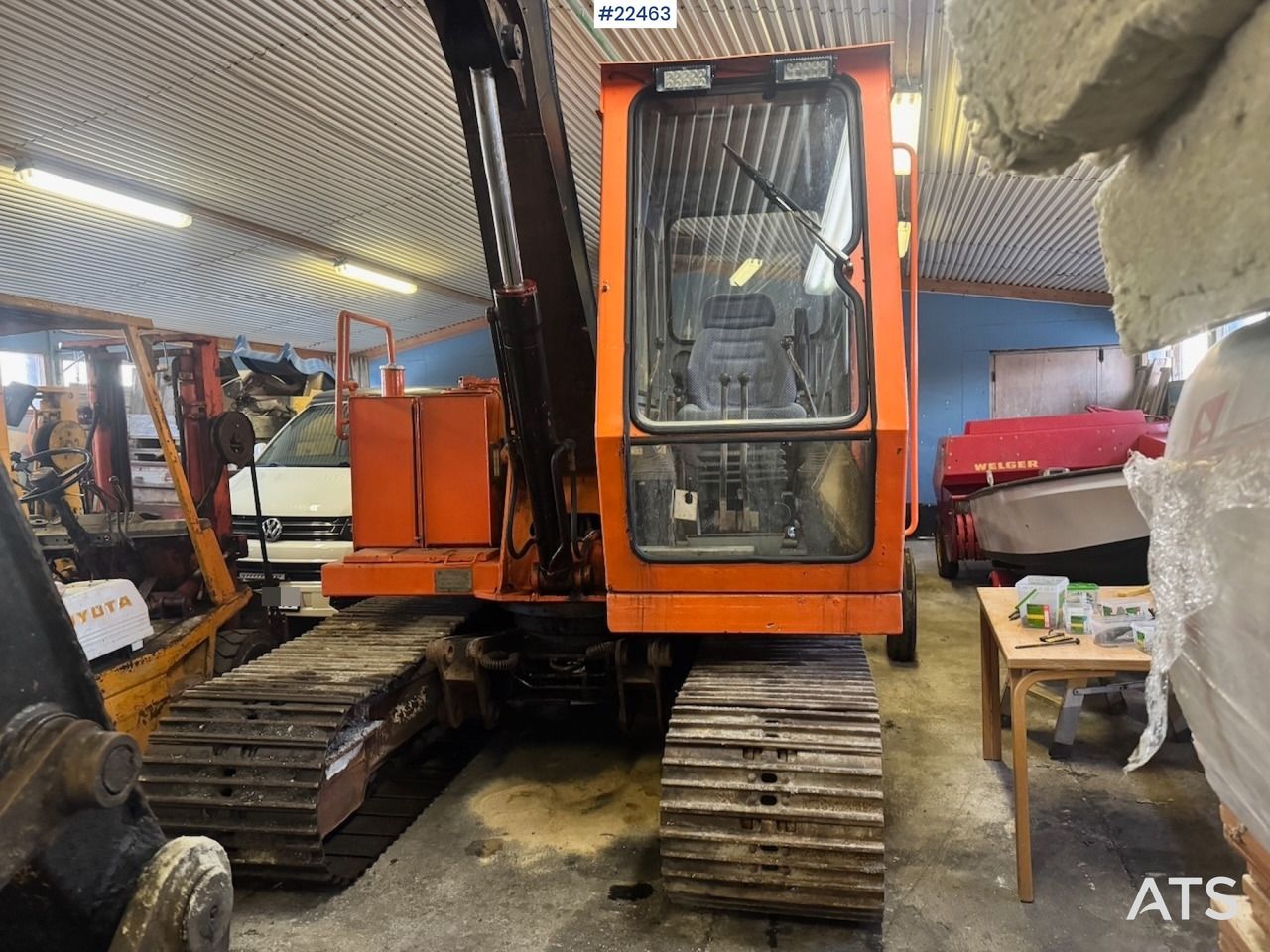 1986 Hitachi UH033 crawler excavator, front view of cab