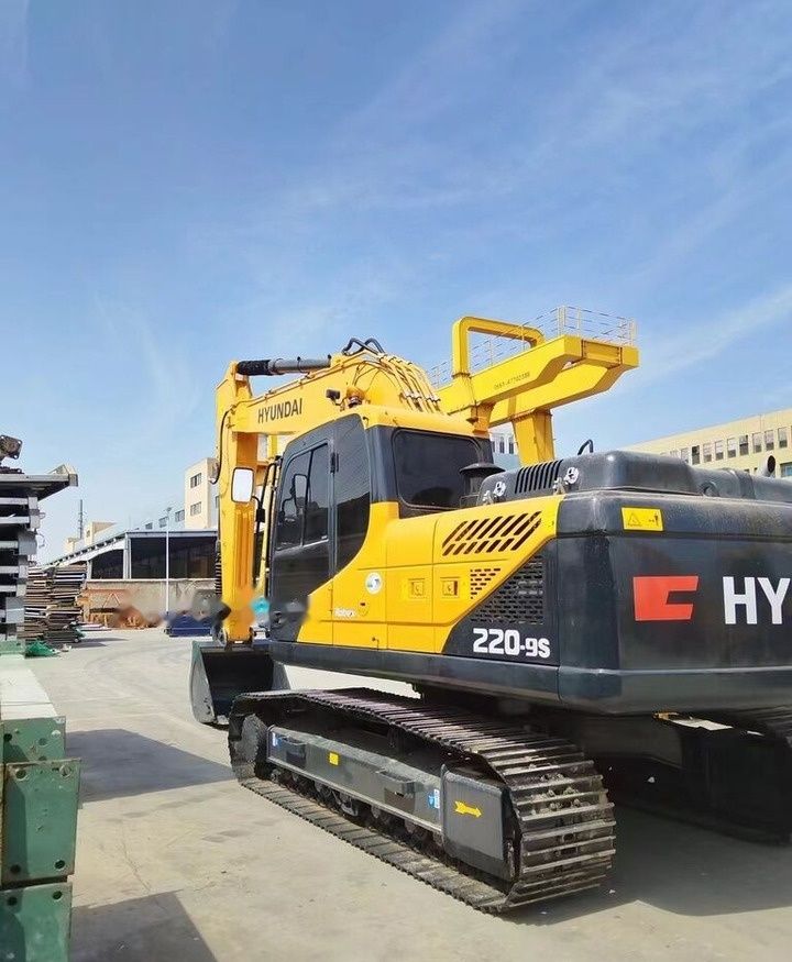 Hyundai R220-9S crawler excavator, rear three-quarter view
