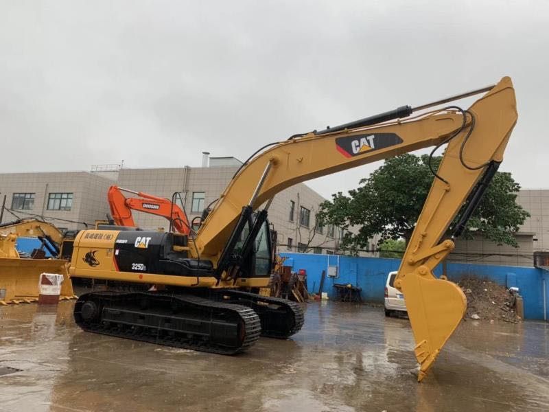 2021 Caterpillar 325D crawler excavator side view