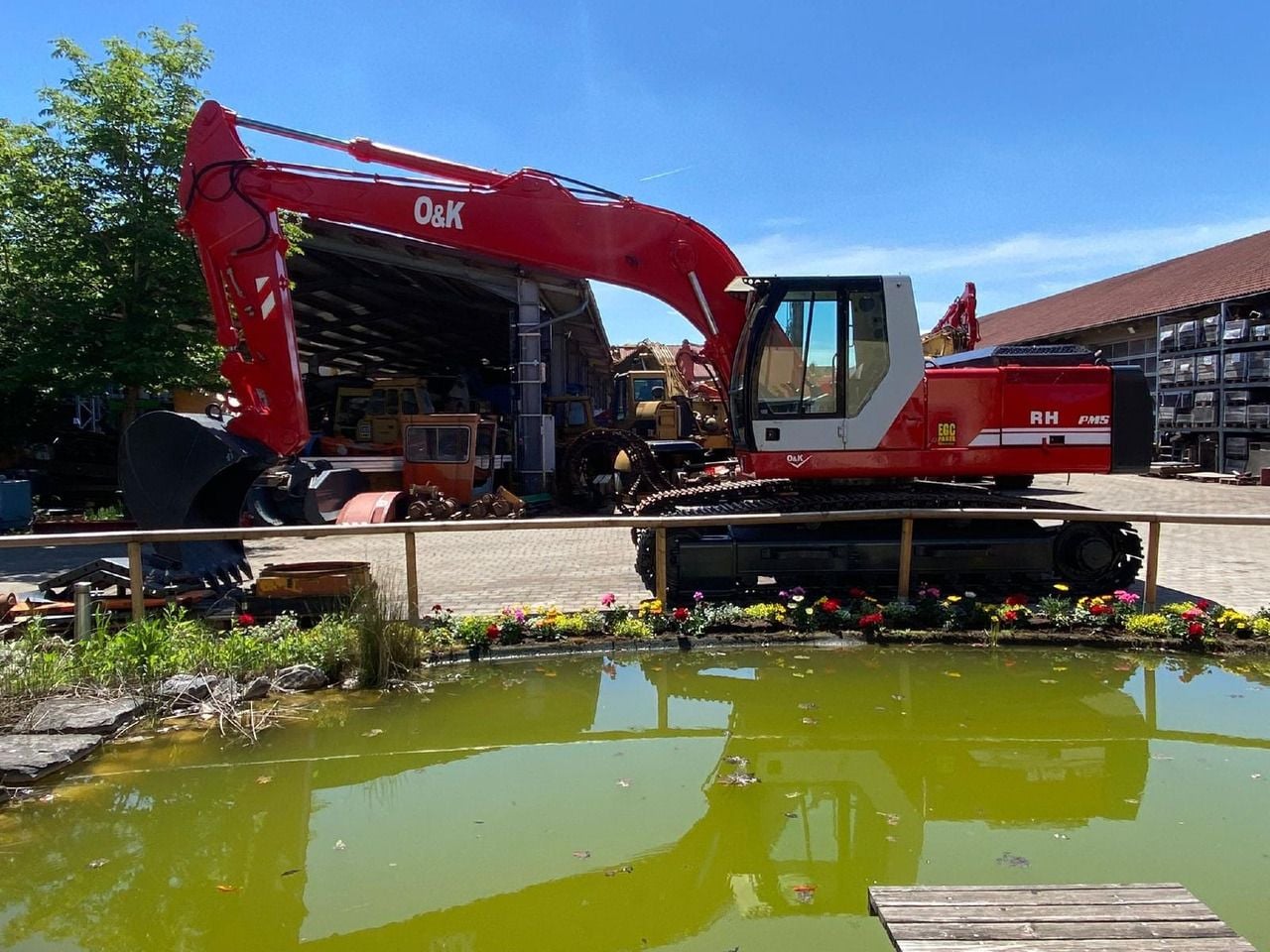 1999 O&K RH8 crawler excavator, side view