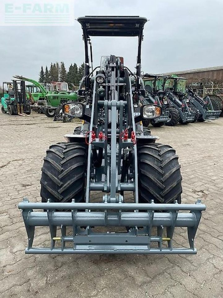 Giant G2300 HD mini excavator, front view