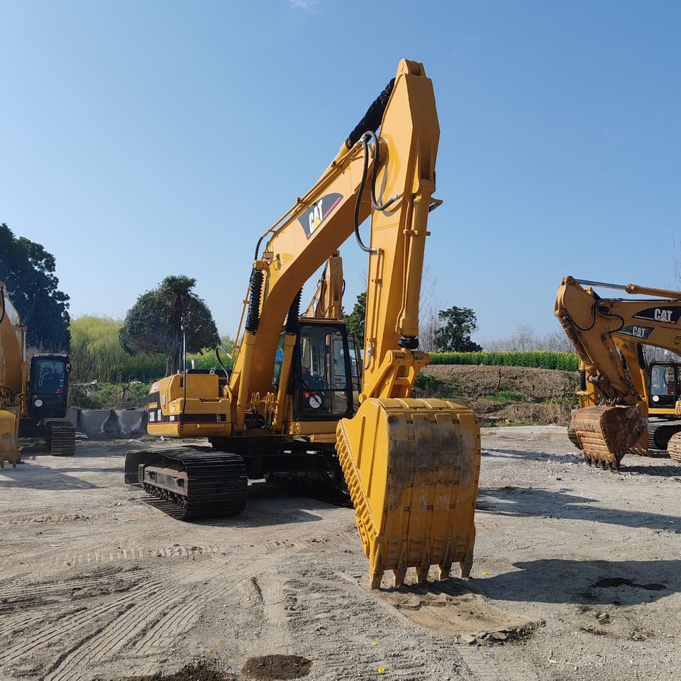 2018 Caterpillar 320BL crawler excavator, front three-quarter view