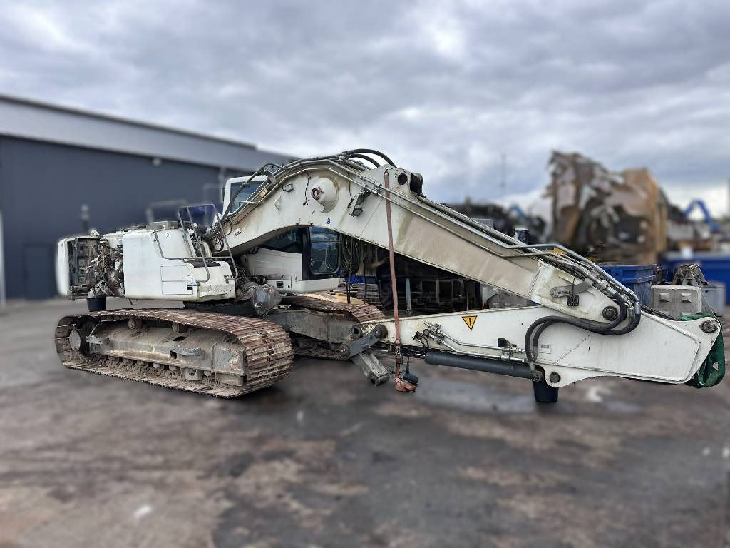 2014 Liebherr R924 HD crawler excavator, side view 2014 Liebherr R924 HD crawler excavator, side view