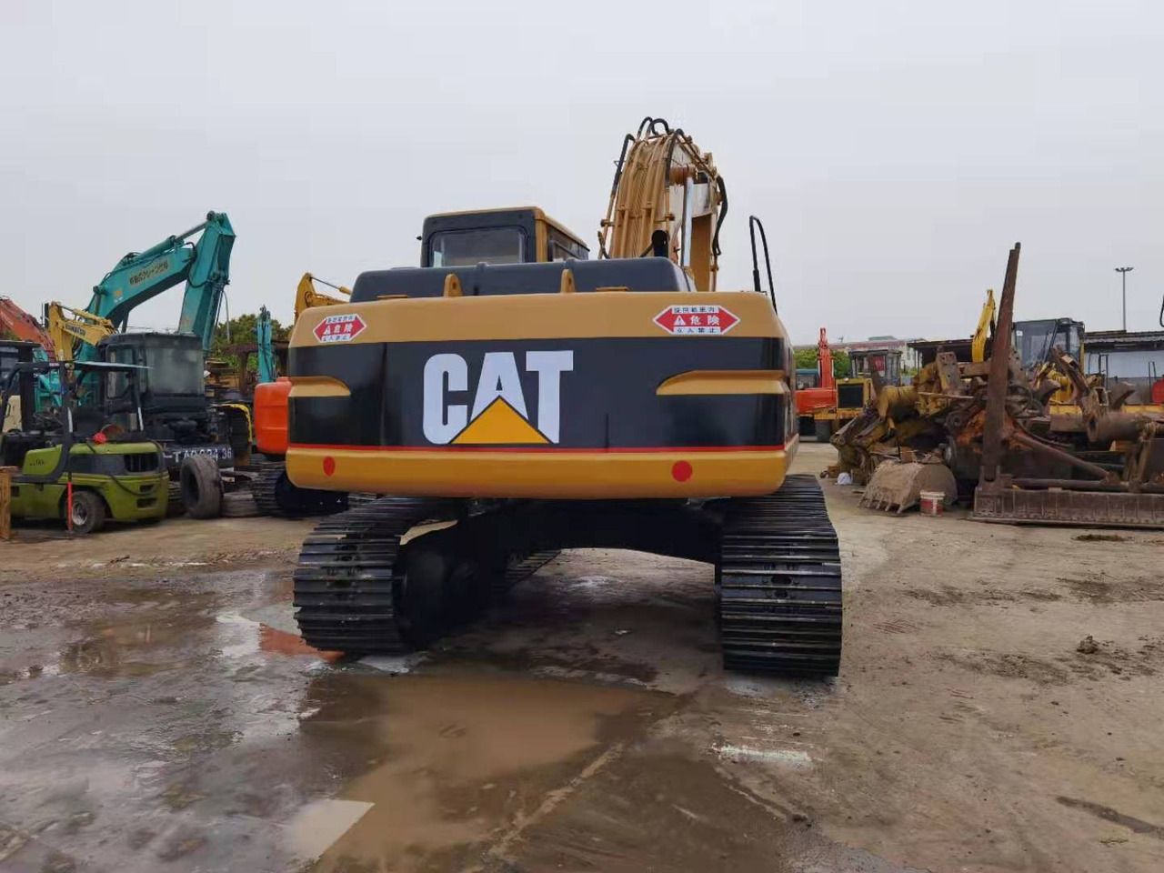2012 Caterpillar 320B crawler excavator, rear view