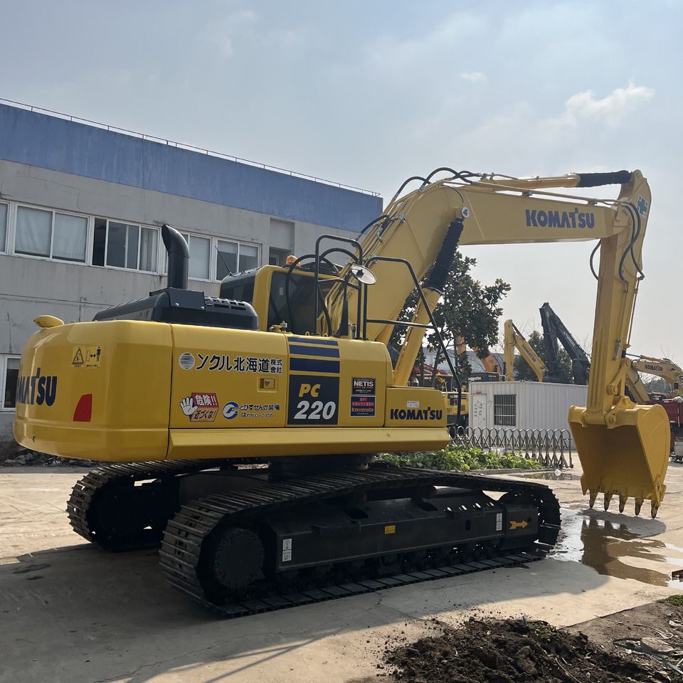 2023 Komatsu PC220-8 Raupenbagger, Ansicht von hinten dreiviertel