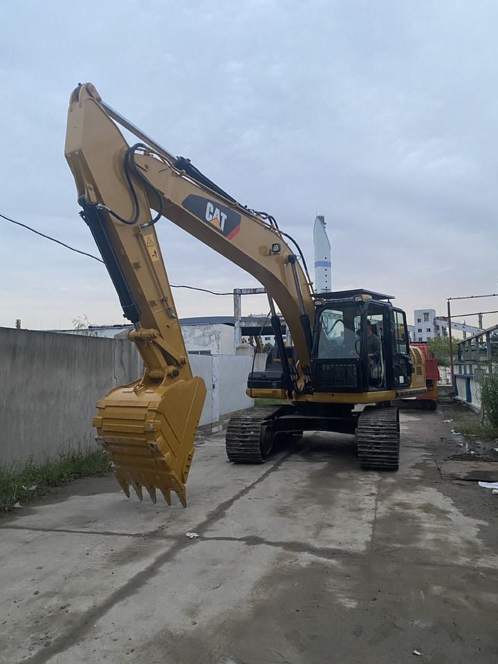 2015 Caterpillar 320D crawler excavator, front three-quarter view