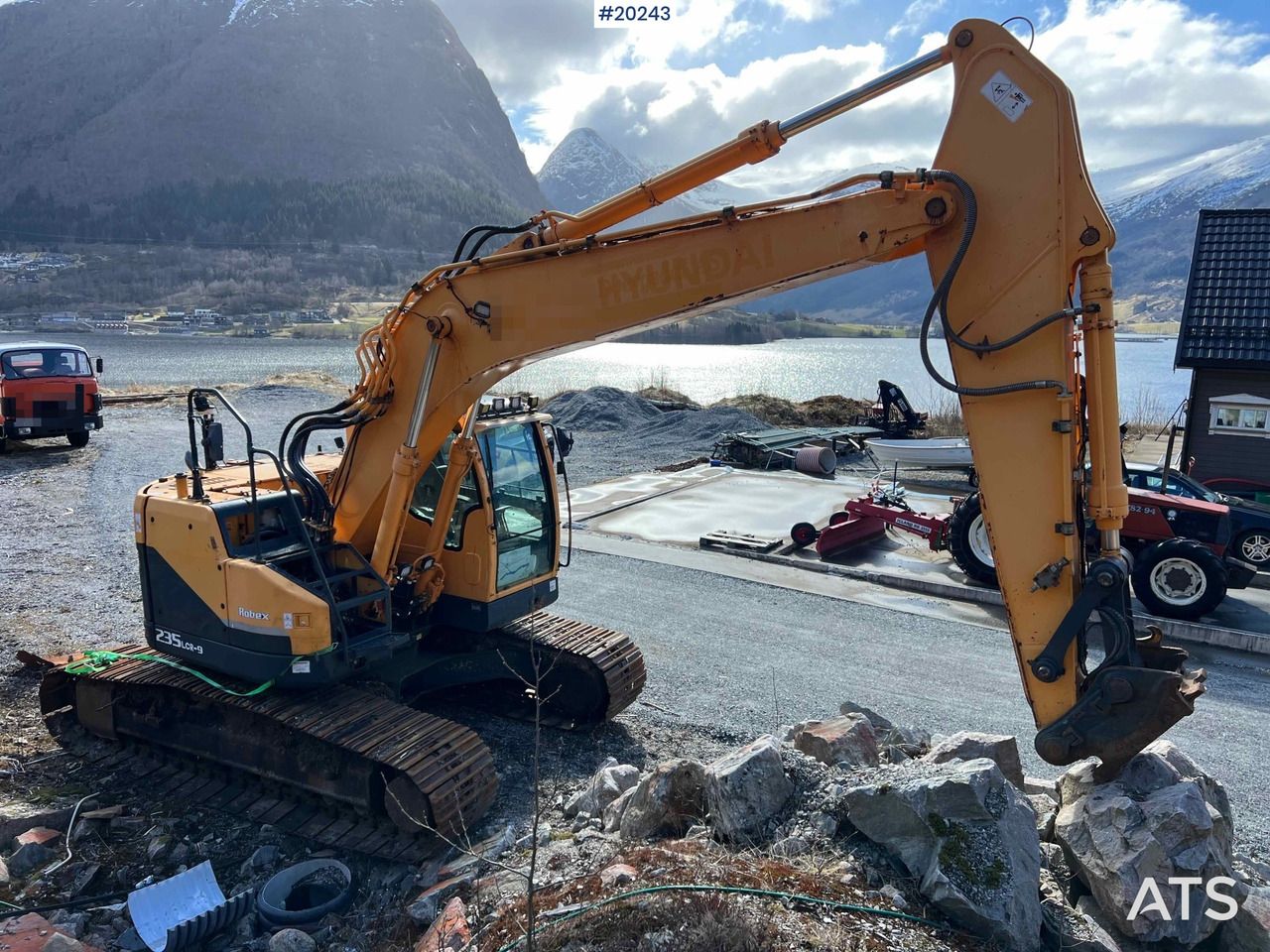 2012 Hyundai R235LCR-9 excavator, side view 2012 Hyundai R235LCR-9 excavator, side view