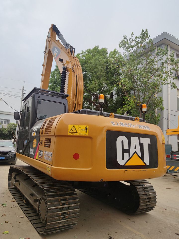 Escavadora de rastos Caterpillar 320D2, vista traseira a três quartos