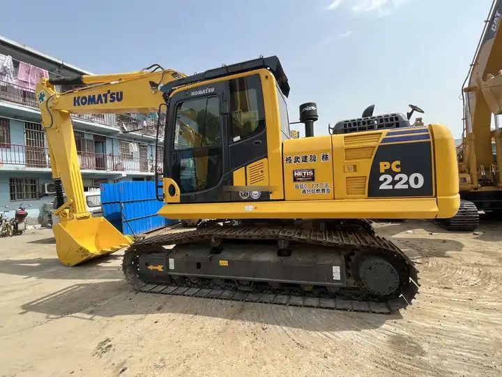 2018 Komatsu PC220 paletli ekskavatör yandan görünüm