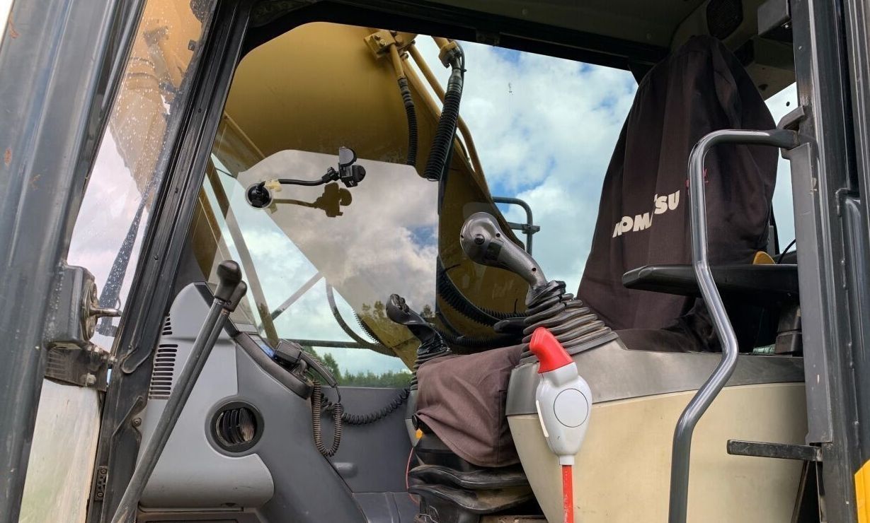 2006 Komatsu PC210LC-8 crawler excavator interior view