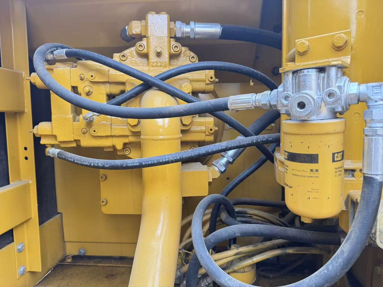 2015 Caterpillar 320B crawler excavator hydraulic system detail
