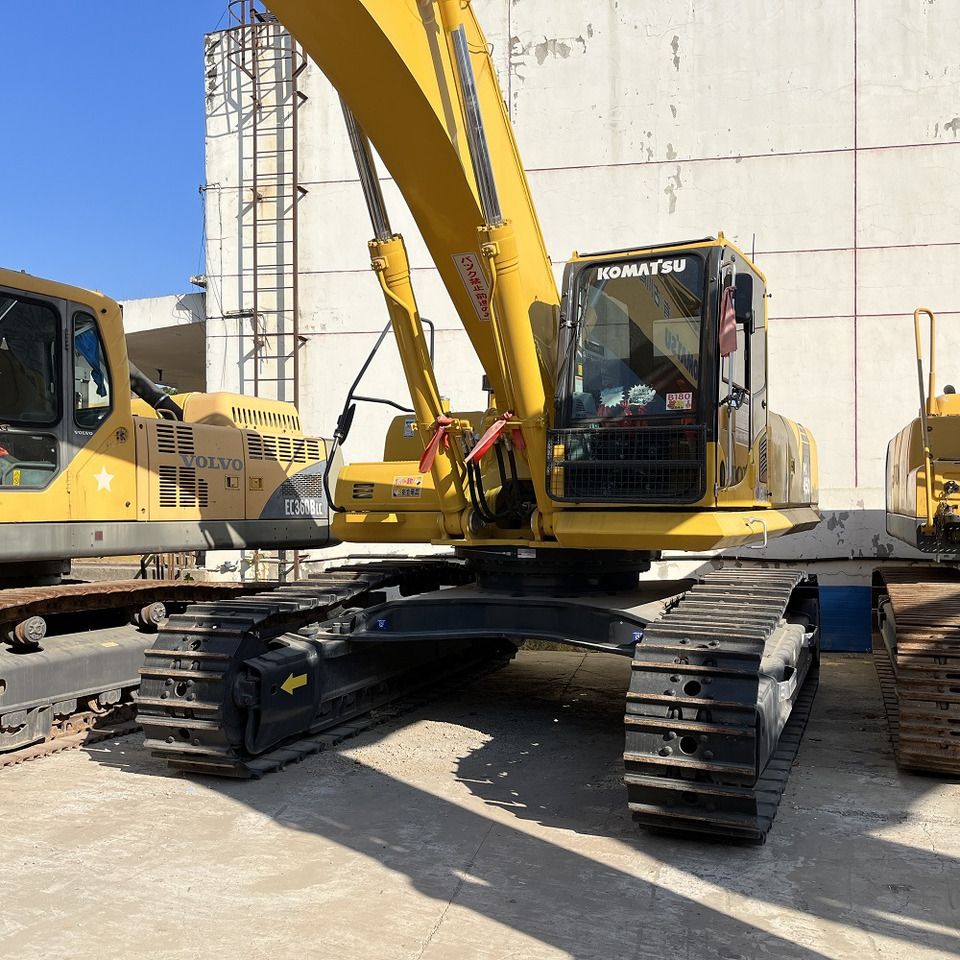 Komatsu PC450-8 crawler excavator, front view