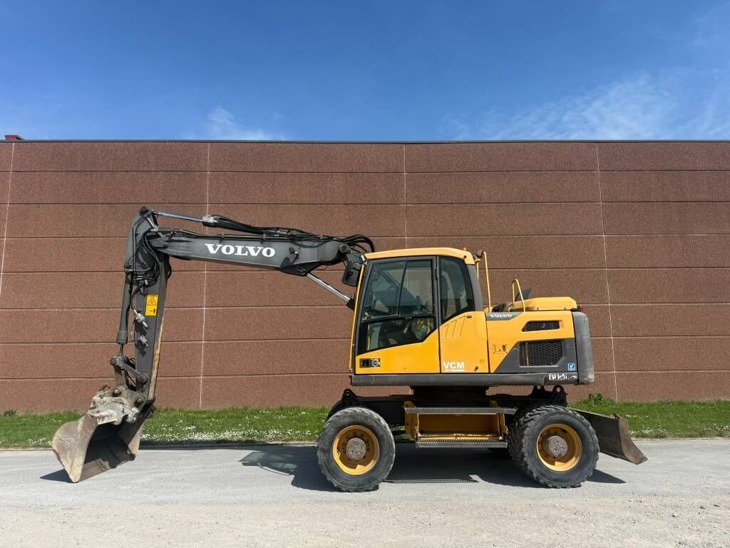 2013 Volvo EW140D wheel excavator side view