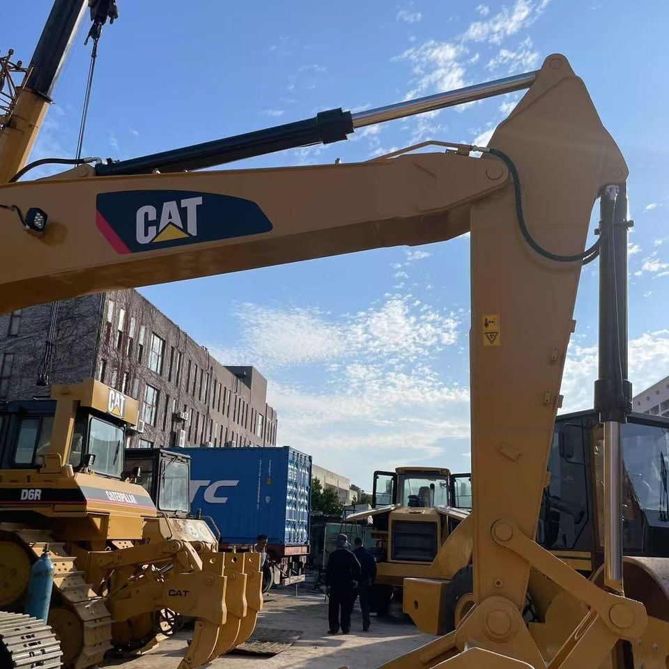 2022 Caterpillar 325D crawler excavator boom detail