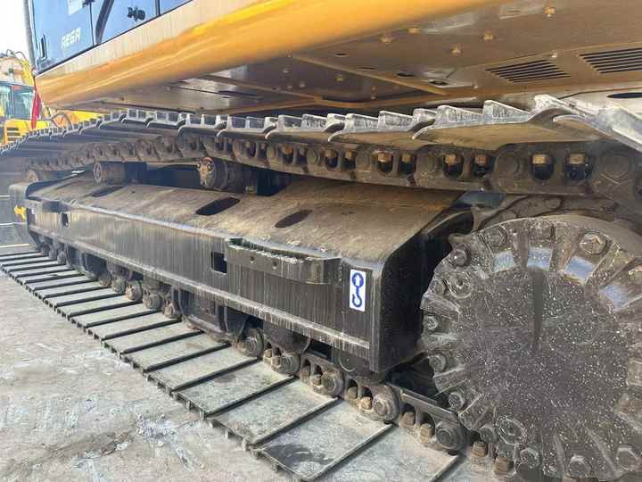 2020 Caterpillar 320D crawler excavator undercarriage view 2020 Caterpillar 320D crawler excavator undercarriage view