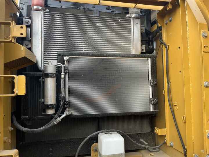 2018 Caterpillar 320CL crawler excavator engine compartment view 2018 Caterpillar 320CL crawler excavator engine compartment view