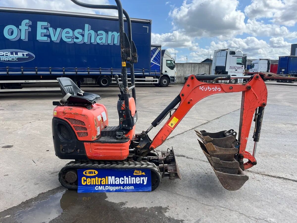 2015 Kubota 008-3 mini excavator side view
