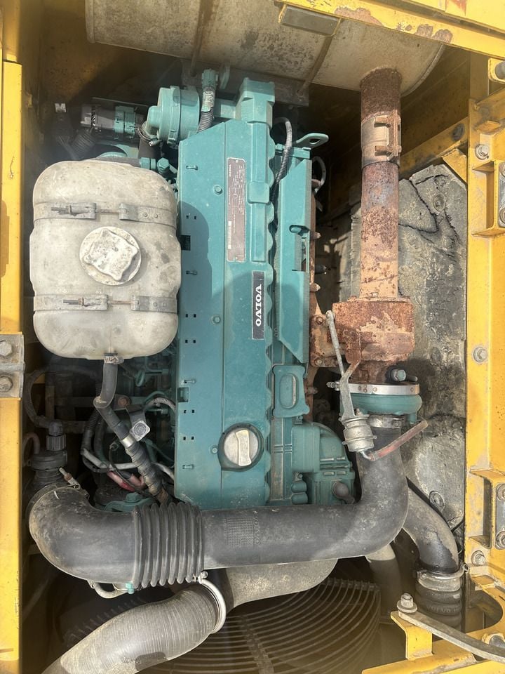 2021 Volvo EC220D engine compartment view