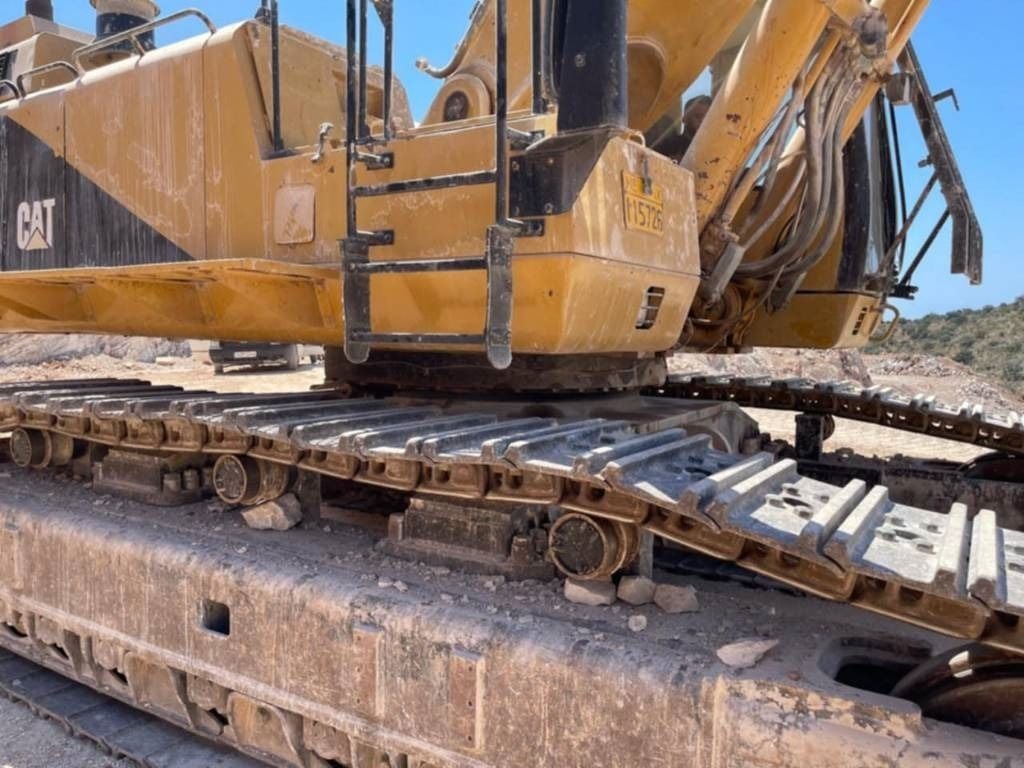 2001 Caterpillar 375 L crawler excavator side view of the undercarriage and cab base