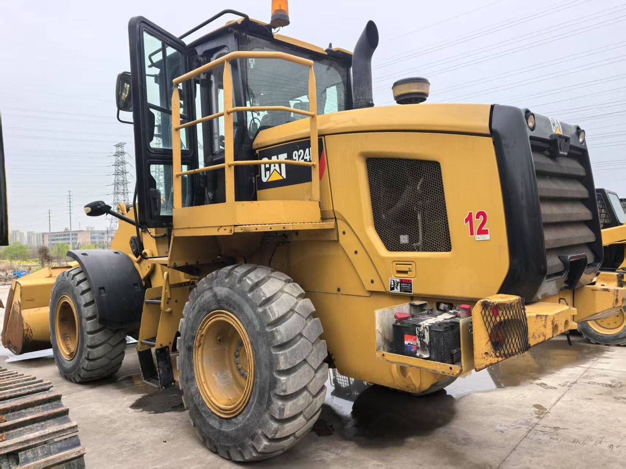 2022 Caterpillar 924K wheel loader, side view 2022 Caterpillar 924K wheel loader, side view
